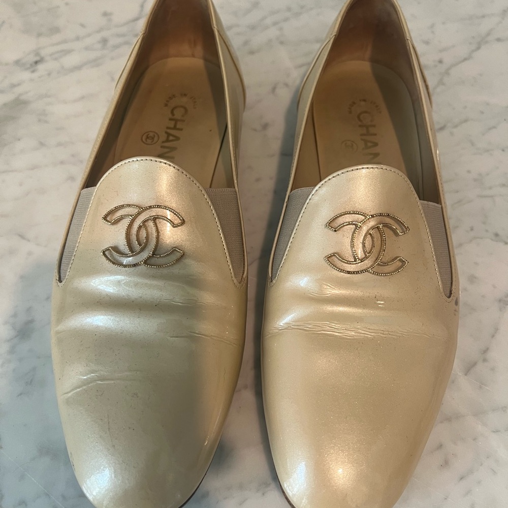 CHANEL Pearlized Cream Leather CC Logo Loafers